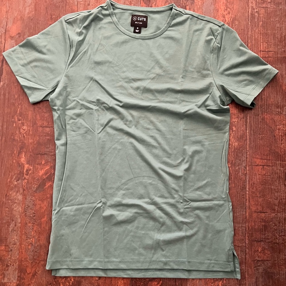Cuts Clothing Men’s T-Shirt with Split Hem - Size Medium